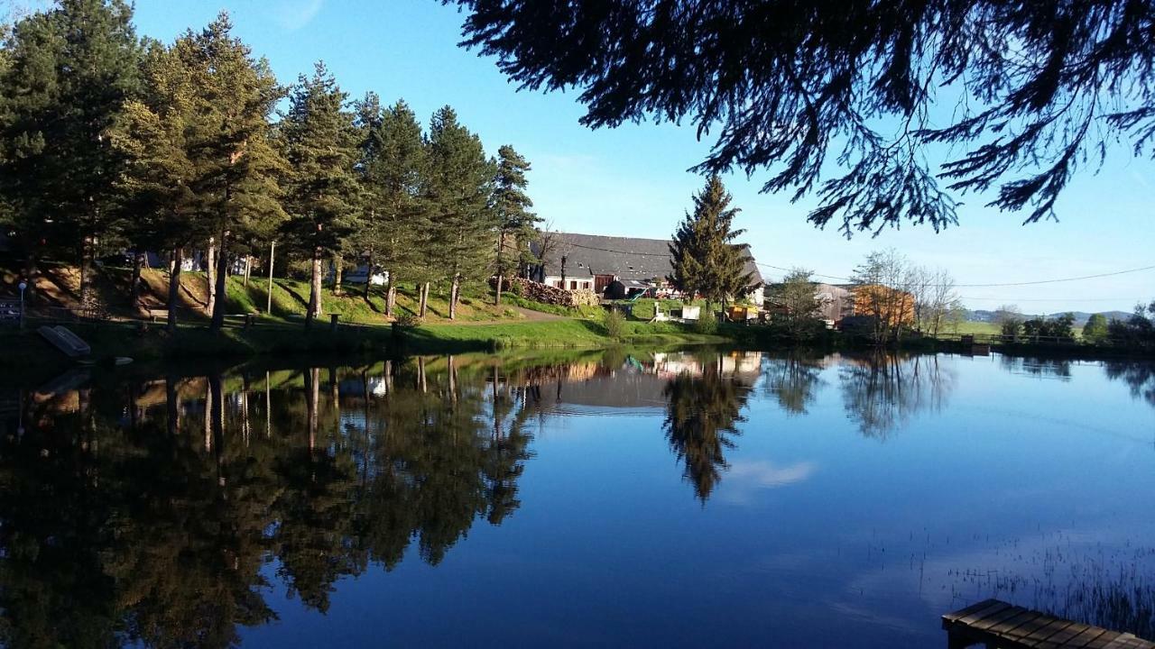 Camping De Flechat Hotel Orcival Exterior photo